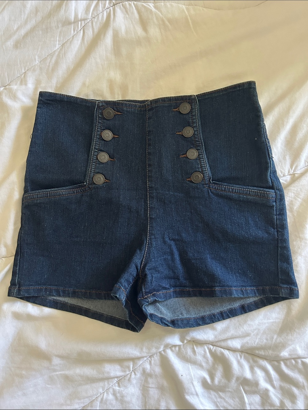 High-Waist Dark Blue Denim Hot Shorts with functional Buttons